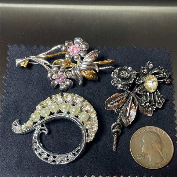 Jewelry - Elegant Silver and Gold Floral Brooch Set of three